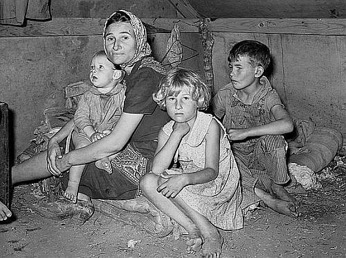 Great Depression: White migrant mother with Children. Weslaco Texas. Photo by Russell Lee. Courtesy Library of Congress, Prints & Photographs Division, FSA-OWI Collection LC-USF34- 032086-D